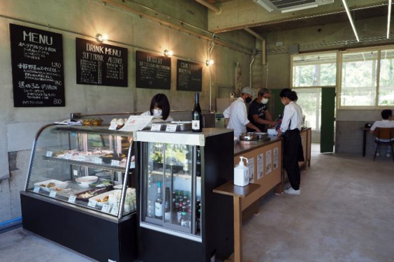 総菜やワイン、クラフトビールが入った冷蔵ケース